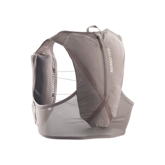 En Salomon Gravel Skin 4 Set løbevest i farven Iron/Silver Cloud, designet til både mænd og kvinder, med mesh-paneler i siderne, et lodret trykt Salomon-logo og et baglomme med lynlås. Vesten er fremstillet af lette, åndbare materialer og har justerbare stropper med SensiFit-teknologi, der sikrer en sikker og behagelig pasform.