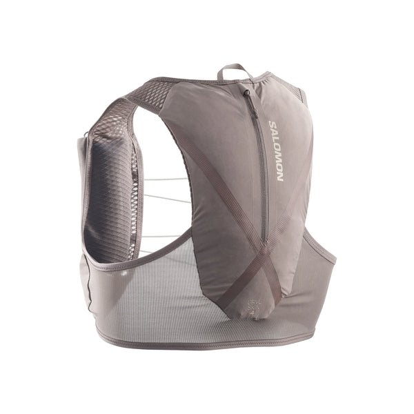 En Salomon Gravel Skin 4 Set løbevest i farven Iron/Silver Cloud, designet til både mænd og kvinder, med mesh-paneler i siderne, et lodret trykt Salomon-logo og et baglomme med lynlås. Vesten er fremstillet af lette, åndbare materialer og har justerbare stropper med SensiFit-teknologi, der sikrer en sikker og behagelig pasform.