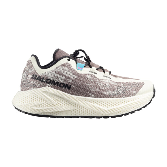 Salomon Aero Glide 4 Grvl Dame i Vanilla Ice/Black/Iron har en overdel i tekstureret strik, sort sål, snørelukning, maksimal støddæmpning og Salomon-branding på siden, der vises mod en hvid baggrund.