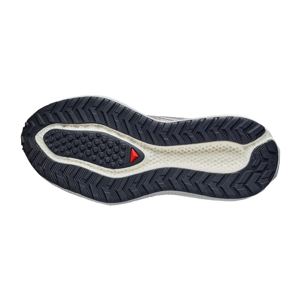 Billedet viser undersiden af Salomon Aero Glide 4 Grvl Dame i Vanilla Ice/Black/Iron og fremhæver den sorte og hvide gummisål med maksimal dæmpning, zigzag- og sekskantet mønster, struktureret greb og en rød trekantdetalje i midten.