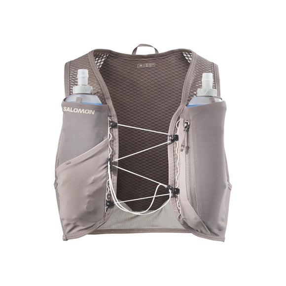 En grå Salomon Gravel Skin 4 Set-drikkevest i farven Iron/Silver Cloud er udstyret med SensiFit-teknologi, der sikrer en optimal pasform, to forlommer med vandflasker, rum med lynlås, justerbare elastiksnore på tværs af brystet og et åndbart rygpanel i mesh – perfekt som en unisex-løbevest til Salomon Gravel Running – vist på en hvid baggrund.