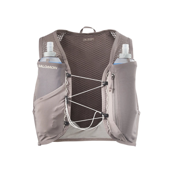 En grå Salomon Gravel Skin 4 Set-drikkevest i farven Iron/Silver Cloud er udstyret med SensiFit-teknologi, der sikrer en optimal pasform, to forlommer med vandflasker, rum med lynlås, justerbare elastiksnore på tværs af brystet og et åndbart rygpanel i mesh – perfekt som en unisex-løbevest til Salomon Gravel Running – vist på en hvid baggrund.