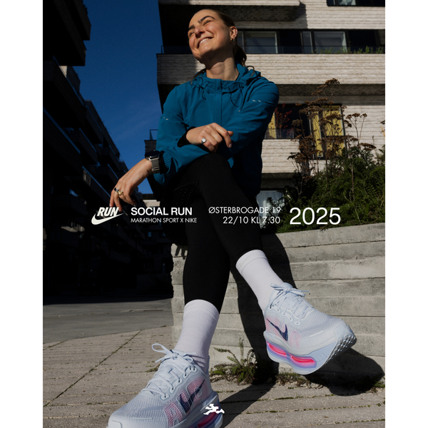 En kvinde i sportstøj smiler udendørs på beton, iført en blågrøn jakke, sorte leggings og Marathon Sport SOCIAL RUN X NIKE // LAURA PETRI-sko. Overlejret tekst reklamerer for en Marathon Sport Social Run-begivenhed i 2025.