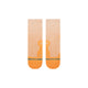 Stance Powder Split Light Qtr løbestrømper til herrer i mango har et diskret gradient-mønster og blå stribe ved tæerne. "STANCE" står trykt i blåt over tæerne for stilfuld komfort og åndbarhed under løb.