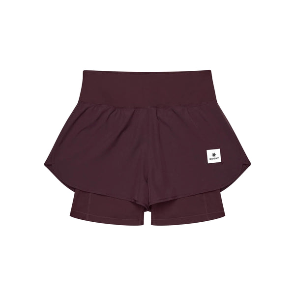 Et par Saysky Pace 2-i-1-shorts 3″ til kvinder i bordeauxrød, med et overlag i form af en nederdel med et hvidt, rektangulært mærke og et stjerne-logo på venstre side. Disse løbeshorts til kvinder har en høj talje og et lagdelt design, der på perfekt vis forener stil og funktionalitet til dine træningspas.