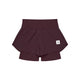 Et par Saysky Pace 2-i-1-shorts 3″ til kvinder i bordeauxrød, med et overlag i form af en nederdel med et hvidt, rektangulært mærke og et stjerne-logo på venstre side. Disse løbeshorts til kvinder har en høj talje og et lagdelt design, der på perfekt vis forener stil og funktionalitet til dine træningspas.