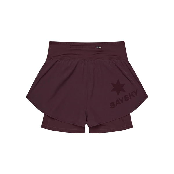 Saysky Pace 2-i-1-shorts 3″ til kvinder i farven Burgundy har et lagdelt design i rødbrunt med en stjerne og ordet »SAYSKY« på venstre side. Disse løbeshorts til kvinder har en høj talje, der sikrer både komfort og stil, samt et lille logo-mærke foran på linningen.