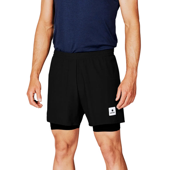 En person iført marineblå ærmeløs skjorte og sorte Saysky Pace 2 in 1 løbeshorts 5'' til mænd med en lille hvid logopatch på venstre ben står på en almindelig hvid baggrund.