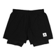 Saysky Pace 2in1 Running Shorts 5" til mænd i sort har en elastisk linning og et hvidt stjernepatch med "SAVAGE" nederst på venstre ben. Shortsene vises fladt på en hvid baggrund.