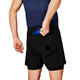En person i Saysky Pace 2in1 Running Shorts 5", Herre, Black og en marineblå top lægger en blå smartphone i shortsens baglomme med lynlås. "SAYSKY" og et stjernelogo er trykt på de sorte herre-shorts.