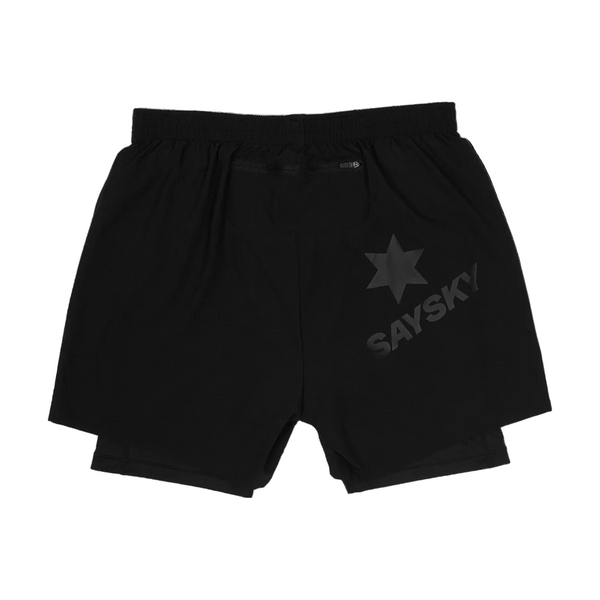 Saysky Pace 2in1 Running Shorts 5" til herrer har en elastisk linning, diskret branding med et stjernelogo til venstre og en lille baglomme med lynlås - ideelle sorte løbeshorts.