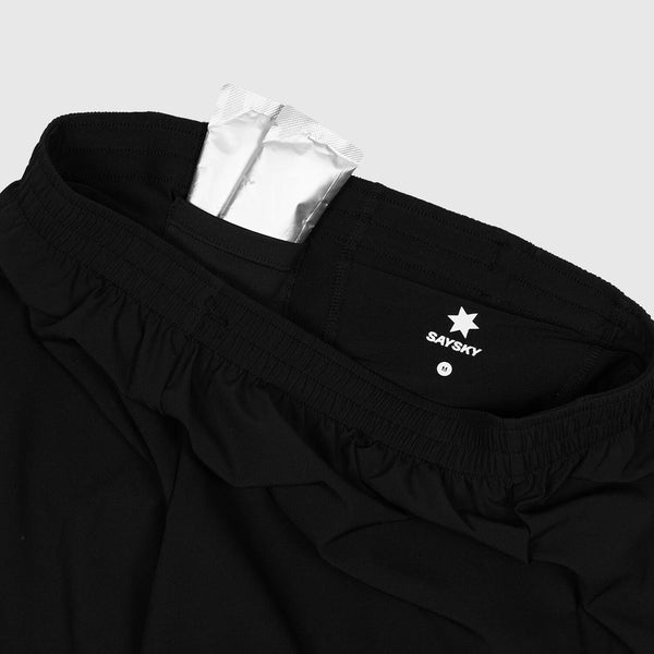 Et nærbillede af de sorte Saysky Pace 2in1 Running Shorts 5" for herrer viser en inderlomme med to sølvfarvede gel-packs, en elastisk linning og det karakteristiske logo - ideelle løbeshorts til din næste løbetur.