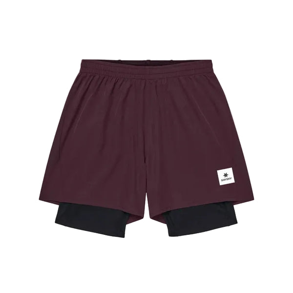 Et par Pace 2-i-1-shorts i størrelse 5″ til mænd i bordeauxrød fra Saysky, med indbyggede sorte kompressionsshorts indeni, vist på en hvid baggrund. Et lille hvidt mærke med en sort stjerne og tekst pryder den nederste venstre kant foran, hvilket gør disse shorts ideelle til sportsaktiviteter.
