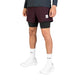 Der vises et billede af en person fra livet og ned, iført Saysky Pace 2-i-1-shorts i størrelse 5″ i farven burgundy over sorte kompressionsshorts, hvide strømper med teksten »TW SKY« og hvide sportssko.
