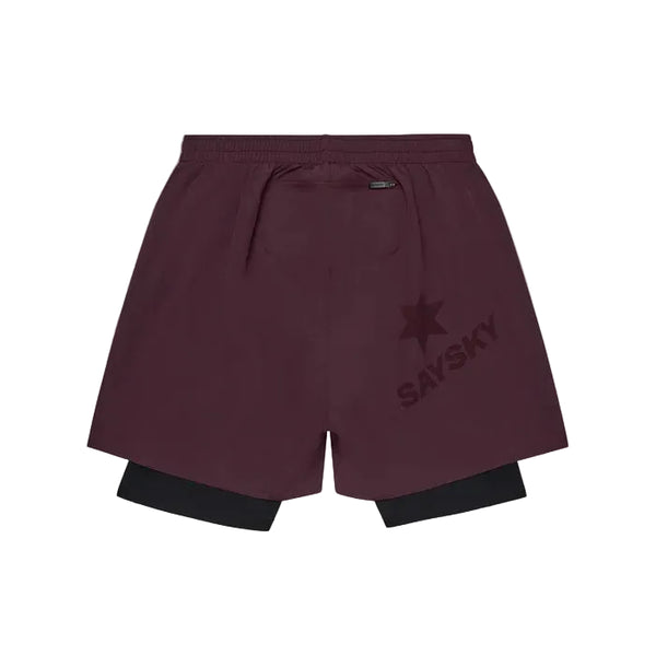 Her præsenterer vi Saysky Pace 2-i-1-shorts 5″ til mænd i farven burgundy. Disse rødbrune løbeshorts har sort inderfor og er prydet med SAYSKY-skriftmærket samt et stjernelogo på venstre ben foran. Den elastiske linning med snøre sikrer justerbar komfort.