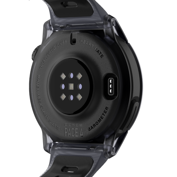 Nærbillede af COROS Pace 4 Aluminium Multisport Watch, Black Crystal, der viser pulssensorer, opladningsstifter og mærker som DUAL FREQ GNSS og BAROMETER - udviklet med avancerede træningsværktøjer til toppræstationer.