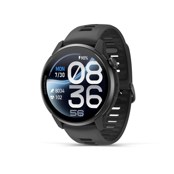 Sort COROS Pace 4 Pro GPS-løbeur med en cirkulær AMOLED-berøringsskærm, der viser klokkeslæt, dato, batteriniveau og skridttælling.