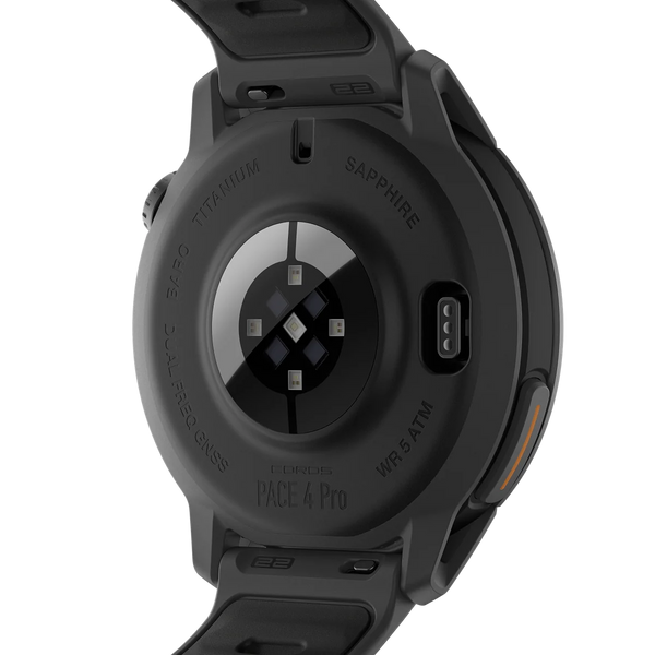 Bagsiden af en sort COROS Pace 4 Pro, hvor man kan se sensorerne og den prægede tekst, herunder Titanium, Sapphire og WR 5 ATM.