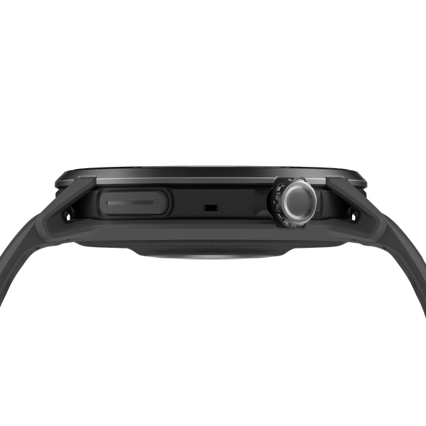 Set fra siden: en sort COROS Pace 4 Pro med silikonerem, udstyret med en AMOLED-berøringsskærm, en sideknap og en drejeknap.