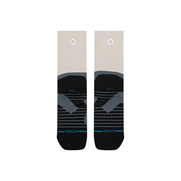 Et par lysegrå og sorte Pace Light Crew unisex-sokker med et stribet mønster på foden og et Stance-logo øverst på sokken.