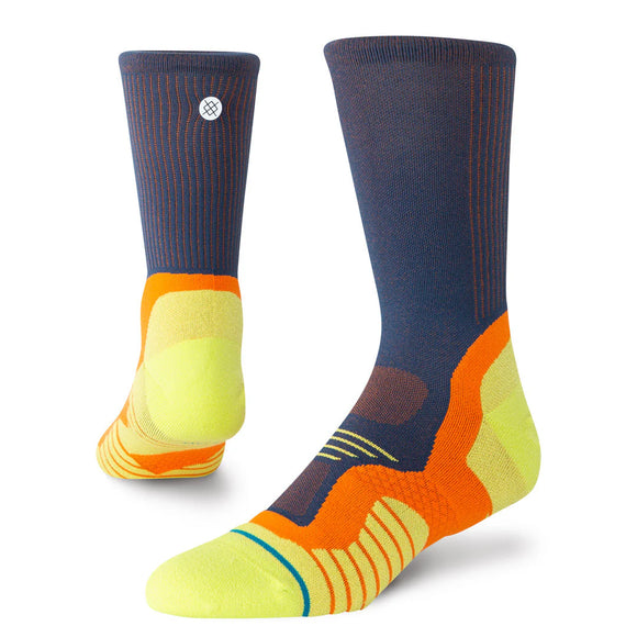 Marineblå, orange og neongule Stance Pace Light Crew, unisex, Turbulence-løbesokker med speciel støddæmpning ved fodbuen og hælen.