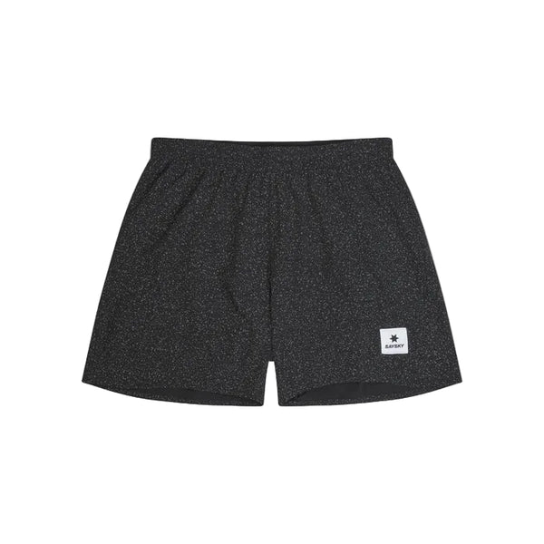 Saysky Universe Pace Shorts 5" til mænd i Black Universe har en elastisk linning og et hvidt rektangulært mærke med en stjerne og "Satury" nederst på venstre ben.