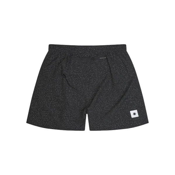 Saysky Universe Pace Shorts 5" til herrer i Black Universe har et diskret hvidprikket mønster, elastisk linning og et stjernelogo på venstre ben. Disse letvægts-shorts kombinerer stil og komfort til aktive dage.