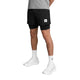 En person, der står op og er iført en grå T-shirt, Saysky Pace 2-i-1-shorts 5″, Herre, i sort, hvide strømper og hvide sportssko. Billedet er beskåret ved den øverste del af brystet, så personens hoved og overkrop ikke er synlige.