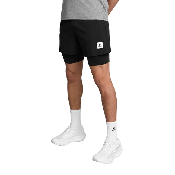 Sorte Saysky Pace 2-i-1-shorts 5″, Herre, båret af en mand med hvide strømper og hvide sneakers.