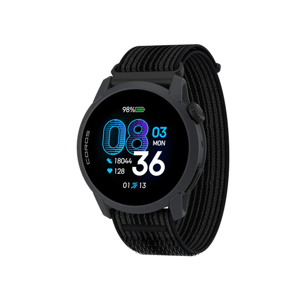 COROS Pace 4 Pro-smarturet i sort nylon har en rund skærm med blå og hvid tekst, der viser klokkeslættet 08:36, datoen mandag den 3., batteriniveauet på 98 %, skridttælling, puls og vejr. Uret er udstyret med avancerede træningsfunktioner og en GPS-løbeur til præcis sporing.