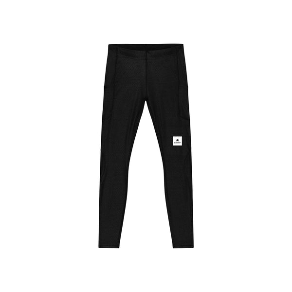 Pace+ Long Tights til mænd fra Saysky er sorte sportsleggings i slim fit med et hvidt, rektangulært mærke med et lille ikon på det øverste venstre lår. Disse lange leggings har sidelommer og vises på en ensfarvet hvid baggrund.