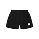 Saysky Pace Shorts 5″, Herre, Sort, er sorte sportsshorts med elastisk linning og et lille hvidt, rektangulært mærke med en stjerne og tekst nederst på venstre ben, der fremstår på en hvid baggrund. Disse letvægts-træningsshorts er perfekte løbeshorts til mænd, der ønsker både komfort og stil til hver eneste træning.