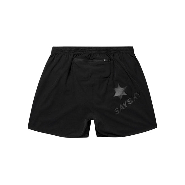 Saysky Pace Shorts 5″ til herre i sort, set bagfra med elastisk linning, en lille lomme i midten og et diskret stjernemotiv samt SAYSKY-logo på højre side – perfekte letvægts-løbeshorts til træning.