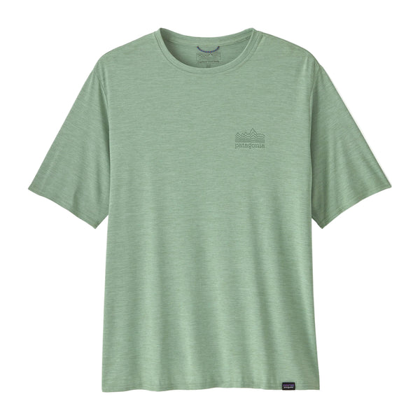 Patagonia Cap Cool Daily Graphic Shirt, Herre i Strataspire/Ellwood Green X-Dye har et diskret bjerglogo, mærkenavn på venstre bryst og et lille sort mærke i bunden. Fremstillet af genbrugspolyester. Vises på en hvid baggrund.