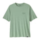 Patagonia Cap Cool Daily Graphic Shirt, Herre i Strataspire/Ellwood Green X-Dye har et diskret bjerglogo, mærkenavn på venstre bryst og et lille sort mærke i bunden. Fremstillet af genbrugspolyester. Vises på en hvid baggrund.