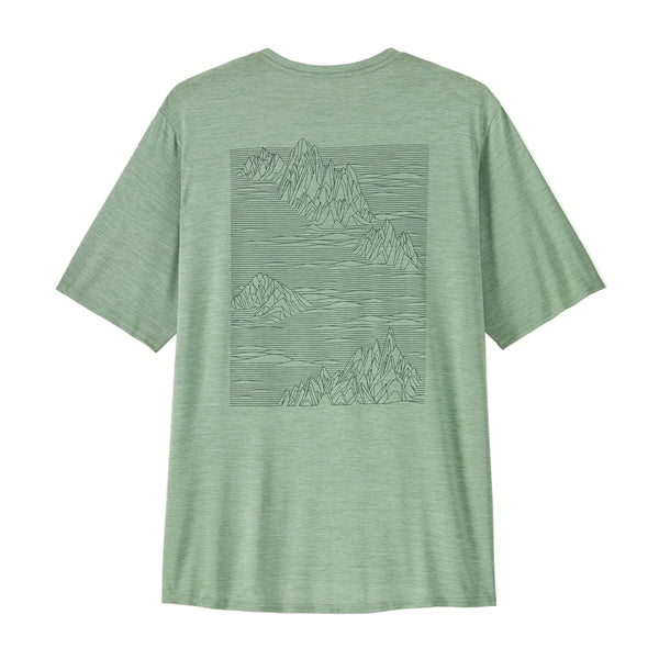 Patagonia Cap Cool Daily Graphic Shirt, Herre i Strataspire/Ellwood Green X-Dye er en lysegrøn, kortærmet t-shirt med en rektangulær bjerg- og vandgrafik på ryggen, fremstillet af genanvendt polyester for teknisk ydeevne.