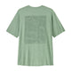 Patagonia Cap Cool Daily Graphic Shirt, Herre i Strataspire/Ellwood Green X-Dye er en lysegrøn, kortærmet t-shirt med en rektangulær bjerg- og vandgrafik på ryggen, fremstillet af genanvendt polyester for teknisk ydeevne.