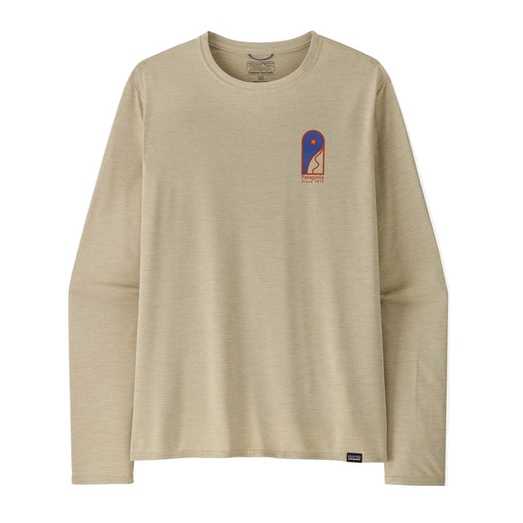 Patagonia L/S Cap Cool Daily Graphic Shirt til mænd i Earlylines/Pumice X-Dye er en beige, langærmet tee fremstillet af genbrugspolyester med hurtigtørrende materiale og en lille rød og blå brystgrafik samt logomærke forneden.