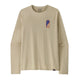 Patagonia L/S Cap Cool Daily Graphic Shirt til mænd i Earlylines/Pumice X-Dye er en beige, langærmet tee fremstillet af genbrugspolyester med hurtigtørrende materiale og en lille rød og blå brystgrafik samt logomærke forneden.