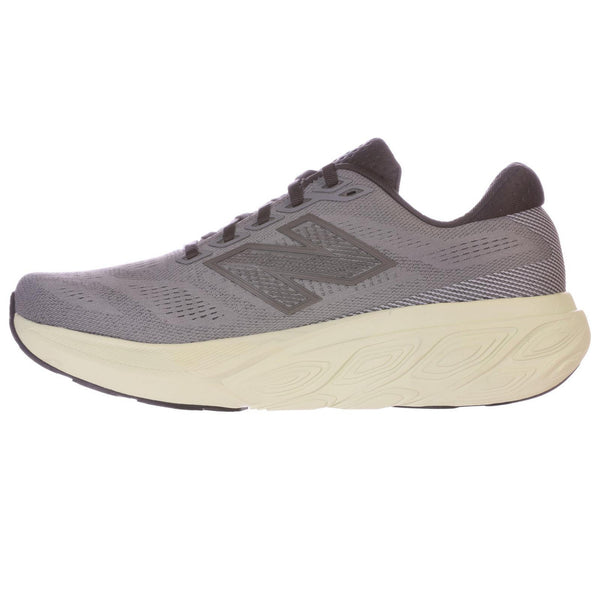 En New Balance Freshfoam 880 V15, Herre, Slate Grey løbesko med tyk, lys sål, åndbar mesh overdel og snørelukning vises fra siden.