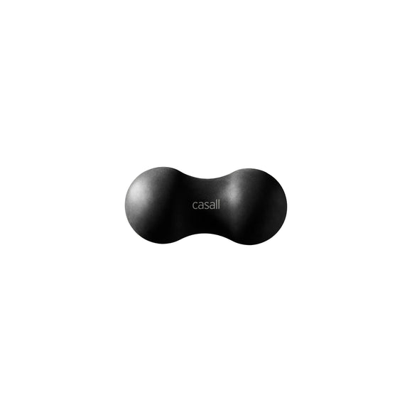 Casall Peanut Ball Back Massage, Unisex, i sort med mærkets navn trykt i hvidt i midten, er ideel til at lindre spændinger i ryggen. Det jordnøddeformede redskab er vist mod en almindelig hvid baggrund.