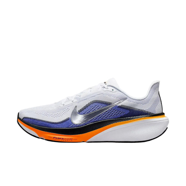 Nike Pegasus 42 til mænd i White/Metallic Silver-Lapis-Total Orange har en sølvfarvet swoosh, blå mesh-accenter, en orange mellemsålsstribe, ReactX-skumdæmpning og en sort-hvid ydersål.