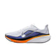 Nike Pegasus 42 til mænd i White/Metallic Silver-Lapis-Total Orange har en sølvfarvet swoosh, blå mesh-accenter, en orange mellemsålsstribe, ReactX-skumdæmpning og en sort-hvid ydersål.