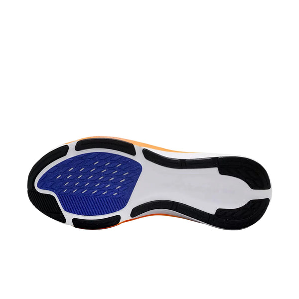 Billedet viser sålen på Nike Pegasus 42 Herre (White/Metallic Silver-Lapis-Total Orange) med sorte, blå og hvide områder. Den blå del er struktureret; sorte gummikanter giver greb. ReactX-skumsålen er hvid med orange kant.