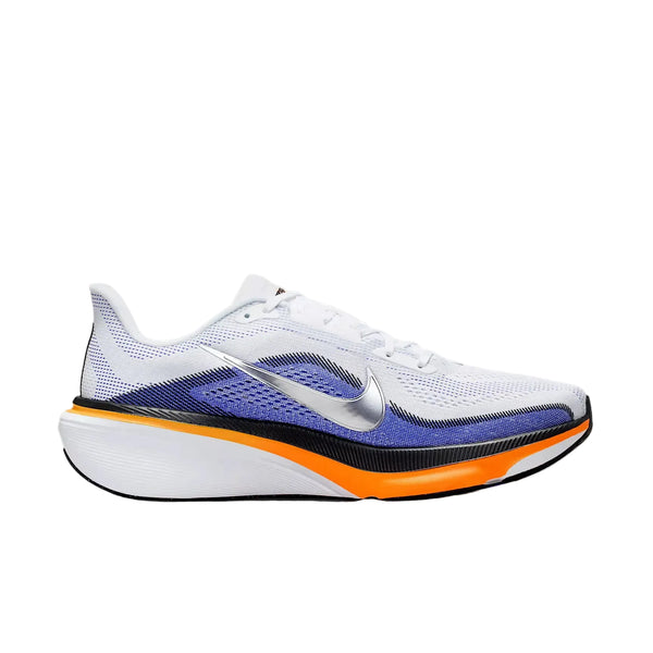 Nike Pegasus 42 Herre i White/Metallic Silver-Lapis-Total Orange har en hvid overdel, sølvfarvet swoosh, blå og lilla meshdetaljer, orange detaljer over sålen og en tyk hvid og sort ReactX-skumsål, vist fra siden på en ensfarvet baggrund.