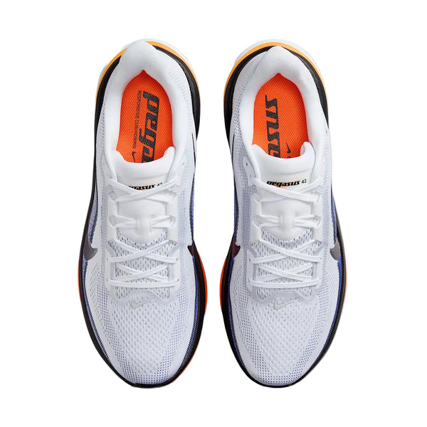 En top-down-visning af Nike Pegasus 42-løbesko til mænd i White/Metallic Silver-Lapis-Total Orange med mesh-overdel, Air Zoom-dæmpning, orange indlægssåler og sorte og orange detaljer.