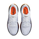 En top-down-visning af Nike Pegasus 42-løbesko til mænd i White/Metallic Silver-Lapis-Total Orange med mesh-overdel, Air Zoom-dæmpning, orange indlægssåler og sorte og orange detaljer.