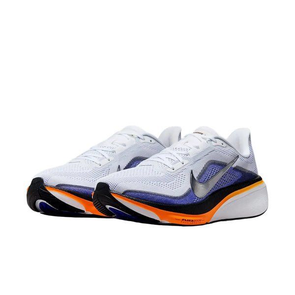 Et par Nike Pegasus 42 løbesko til mænd i White/Metallic Silver-Lapis-Total Orange med en overdel i mesh, ReactX-skum-dæmpning og et fedt Swoosh-logo. Begge sko ligger side om side mod venstre.