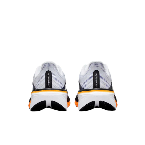 Et par Nike Pegasus 42 løbesko til mænd i White/Metallic Silver-Lapis-Total Orange med Air Zoom-støddæmpning bagpå vises bagfra på en almindelig hvid baggrund. "Nike"-branding er synlig på hver hælflig.
