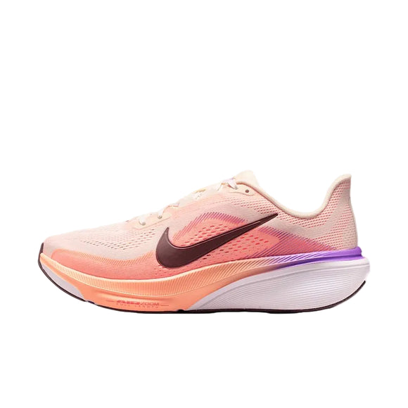 Et sidebillede af Nike Pegasus 42 Dame i Chalk/Tattoo-Orange Pulse-Bright Violet, der har et ferskenfarvet, orange og lilla gradientdesign med sort swoosh, hvid sål og responsiv ReactX-skumdæmpning.